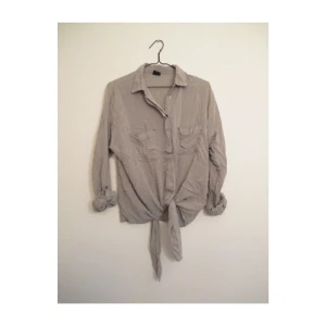  - Knutskjortor en i grå/beige & en i vit från Gina Tricot. 42kr frakt ✨