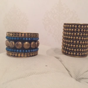  - Stela armband i metall med stenar/nitar. 20 kr/st. 