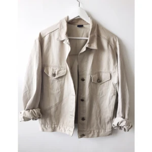  - Jättefin jacka från Sand. Diverse småfläckar som knappt syns, men om du är intresserad skickar jag självklart bilder på dessa. Fläckarna syns endast om man granskar jackan noga. 