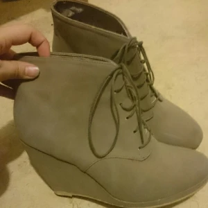  - bra skick, sparsamt använda. lite slitage på ena bakre klacken. Kan mötas upp i Stockholm. 