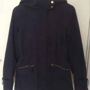  - Köpt förra våren, använd endast fåtal gånger. Säljer pga att jag aldrig använder den. Perfekt som vårjacka till snygga jeans eller en kortare klänning. Längden når precis över rumpan. 