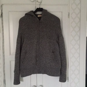  - Tjock kofta i lammull, fleece på insidan..Perfekt som jacka höst/vår. Använd en gång. Kan mötas i Innerstaden alt. skickas mot porto, tar swish..