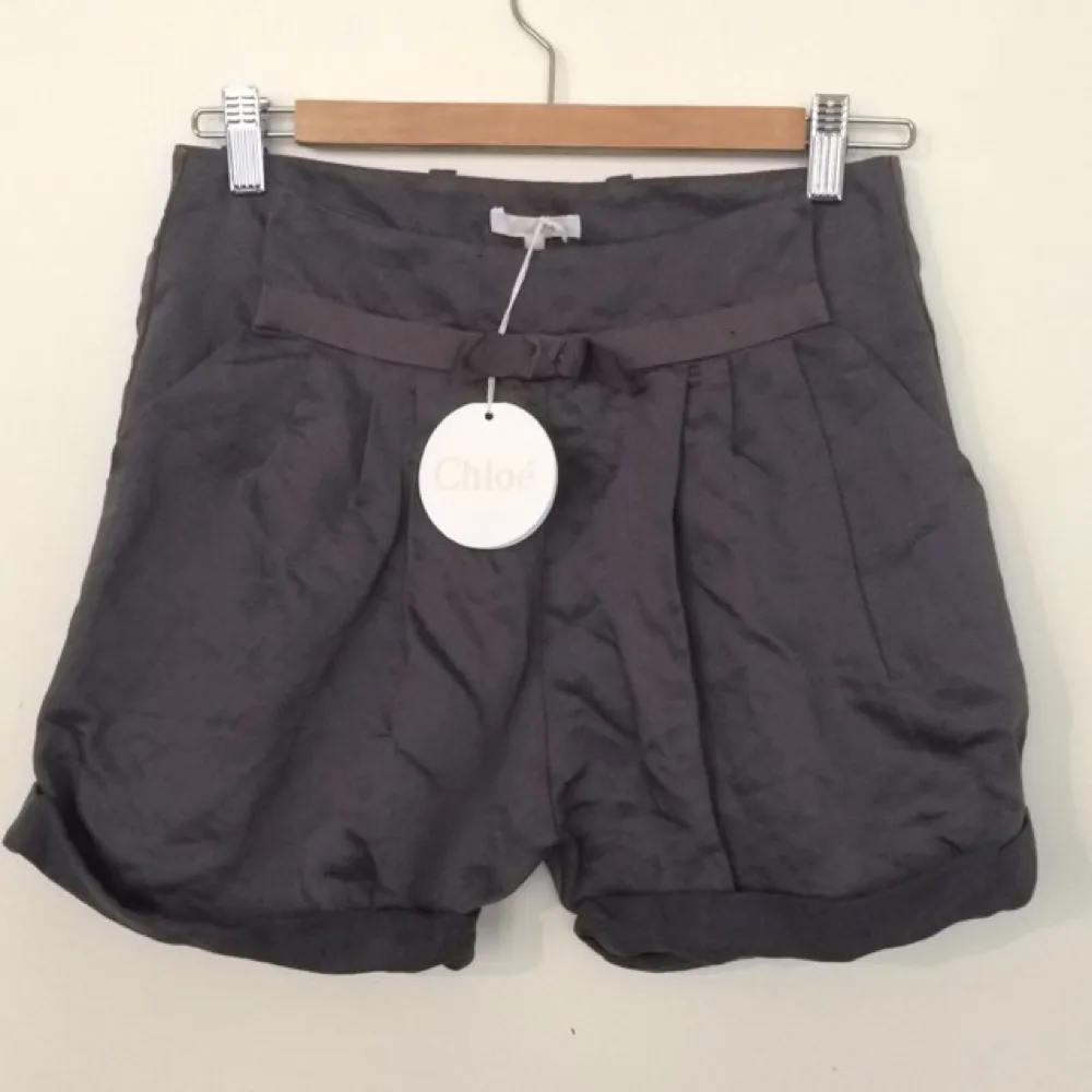 Grå/Lila shorts från märket Chloé, köpta på Nathalie Schuterman i Stockholm. Aldrig använda! Lite skrynkliga på bilden men det går lätt att fixa till med ånga/strykjärn!  . Shorts.