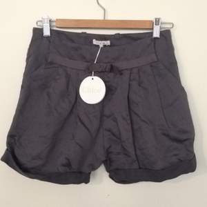 Grå/Lila shorts från märket Chloé, köpta på Nathalie Schuterman i Stockholm. Aldrig använda! Lite skrynkliga på bilden men det går lätt att fixa till med ånga/strykjärn!  