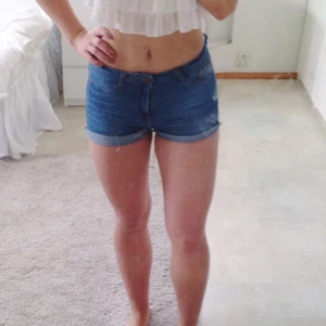  - ♡ Jeansshorts från GinaTricot
♡ Klassiska Molly modellen, som jag själv klippt till shorts
♡ Supersköna och stretchiga i materialet