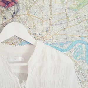  - En söt blus som använts ett fåtal gånger. 
Hör av dig om mer info/bilder önskas!
Frakt står du för själv och jag tar gärna emot betalningar med Swish.  

Ha en bra dag! ♡
