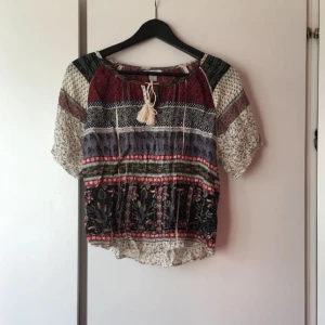  - Blus från New yorker. Använd fåtal gånger. Mycket bra skick! Köparen står för frakten! Tar även emot betalning via swish!