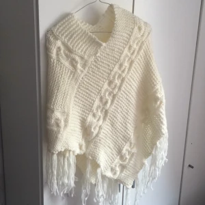  - Vit stickad poncho från accent butik! Helt ny prislapp finns kvar, one size och sitter snyggt på, aldrig använd. 