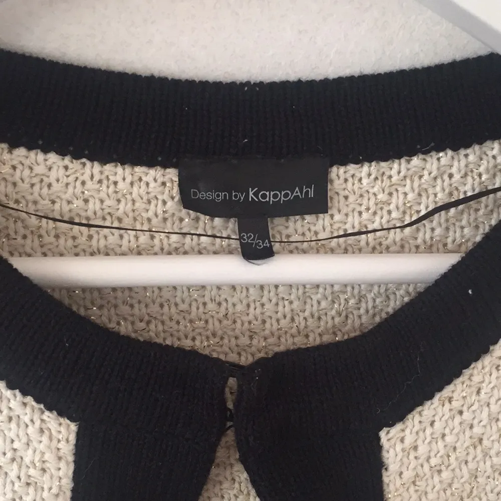 Chanel inspirerad kofta från Kappahl, kort modell! 

Möts gärna upp, annars står köparen för frakten, har swish . Tröjor & Koftor.