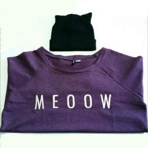  - Super söt tröja/sweatshirt från H&M, storlek L men passar även M/S som oversized sweatshirt! Sparsamt använd !