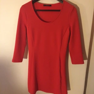  - Snygg klänning från Mango, längre än vad den ser ut att vara på bilden. Har även samma i svart. Aldrig använd! 