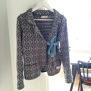  - Odd Molly kofta i väldigt fint skick. Marinblå och vit i färgen med ett turkost band. Storleken är 1 som motsvarar S.