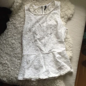  - Vit peplum top, genomskinlig rygg. Knappt använd! 