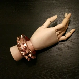  - Armband i roseguld Plastmaterial och väger inte mycket alls