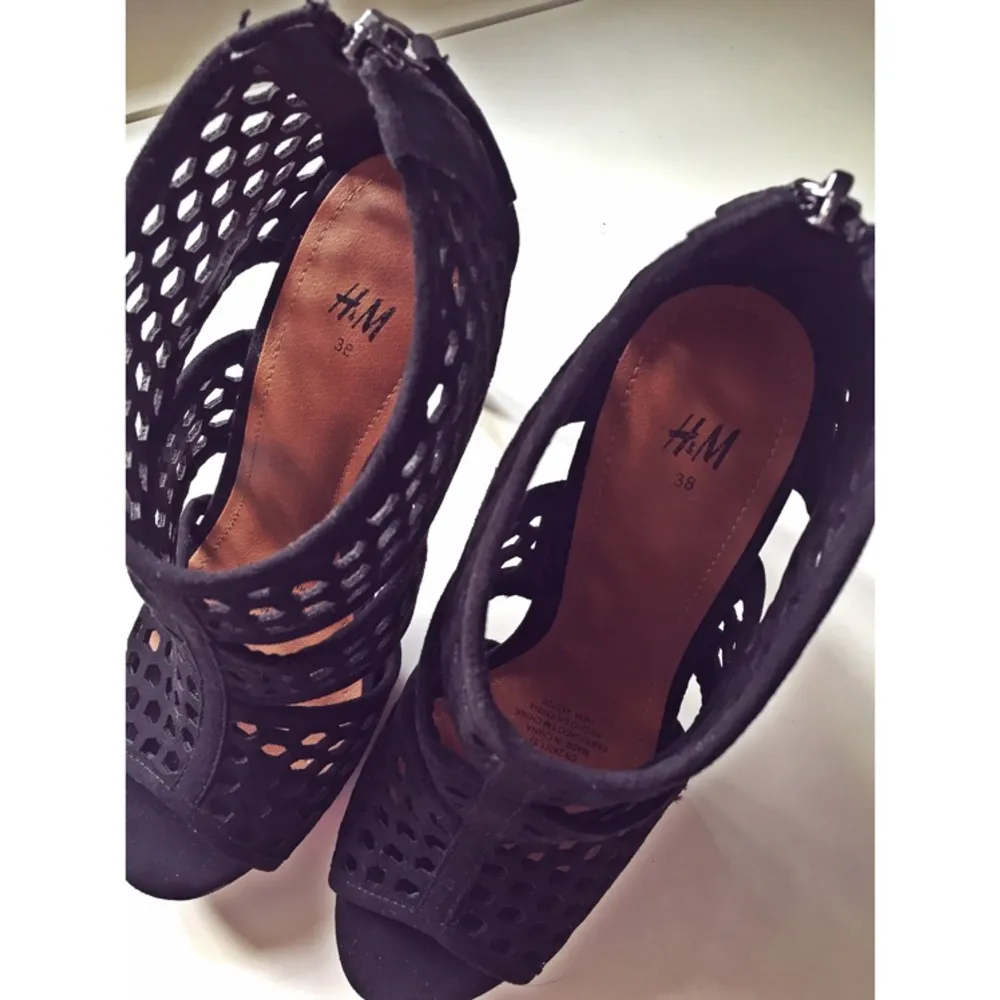 Underbara heels från H&M! 👠
Aldrig använda!
15 cm klack 
Stadiga och hyfsat 