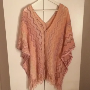  - B.LOVED PONCHO
- pris kan diskuteras - 