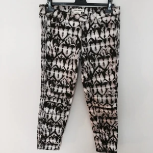  - ISABEL MARANT Pour H&M byxor med dragkedja längst ner på benet. 

Sitter perfekt! 