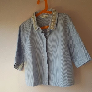  - Kort skjorta med fin dekoration.  Aldrig använd. 