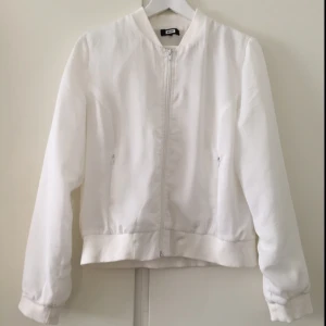  - Endast använd 1 gång då den är för stor för mig. 
Köparen står för frakten! 