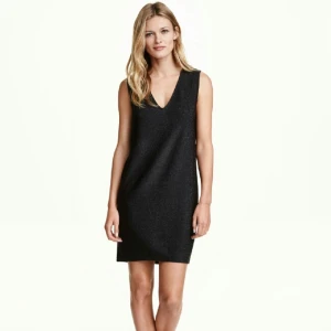  - Glittrig klänning från H&M. Svart och classy, väldigt mjuk på insidan. Aldrig använt och prislappen finns kvar. Passar både S och M!