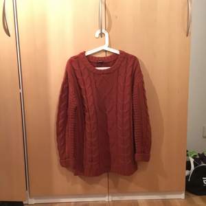 Rödbrun/rostfärgad kabelstickad tröja från Cubus. Ganska lång och tjock, går nedanför rumpan. Knappt använd!! 