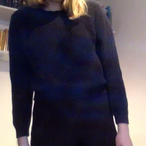  - Jättefin mörkblå tjocktröja!! Från HM för några år sen.  Oversize men ändå tajt där nere o sitter jättefint!! Har nt så stort hål i ena armhålan men d e säkert jättelätt att laga o syns knappt ändå. Priset kan diskuteras