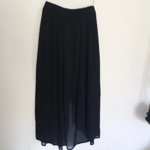  - Chiffongkjol med slits från vila. Insydd kortare underkjol så man behöver inte tänka på vad man har under. Nyskick då den endast är använd en gång. Kjolen är märkt M, men resåren är väldigt tajt så tycker den är en S.