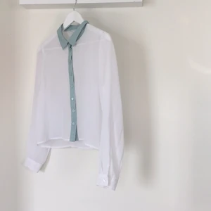  - Vit transparent skjorta med gröna detaljer 