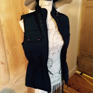 Väst - Snygg fodrad väst från Mango. Aldrig använd.  Möts upp/ Köpare betalar ev. fraktkostnad