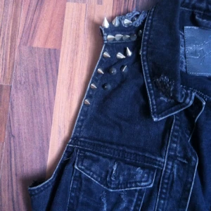  - ⚫️Supersnygg jeansväst med nitar⚫️

• Storlek: Medium (dam)
• Märke: Gina Tricot 
• Material: 100% bomull
• Skick: Använd men i mycket gott skick
• Övrigt: Vardagsslitage, inga skavanker
• Frakt: 49kr