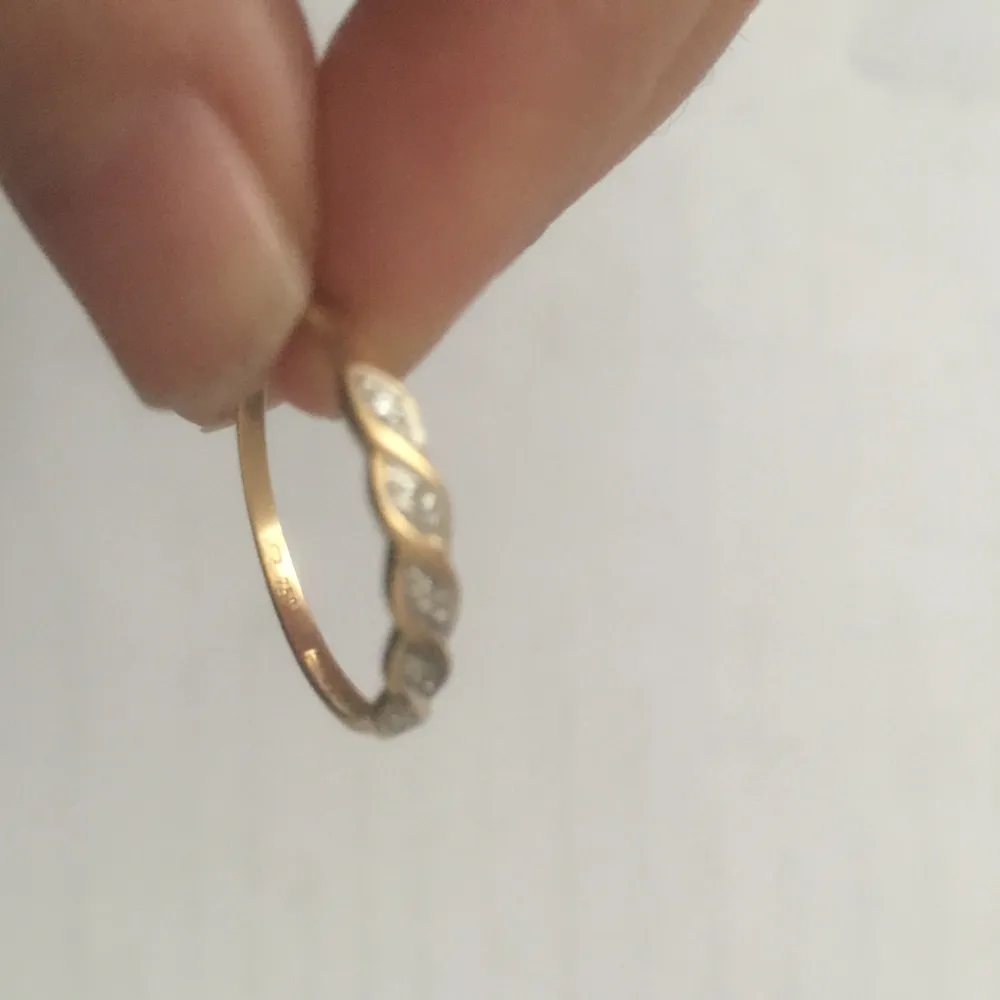 Äkta 18kk guld  ring , 750 stämple , vet ej vikt , diametr 2cm 
. Accessoarer.