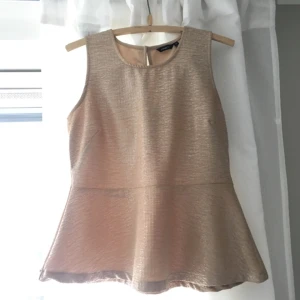  - En top i färgen ljusrosa/nude och skimrar i silver. Den är från Lindex, i stl M. Kan mötas upp i Stockholm eller Dalarna