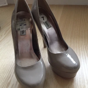  - Oanvända pumps i nude från Steve Madden. 