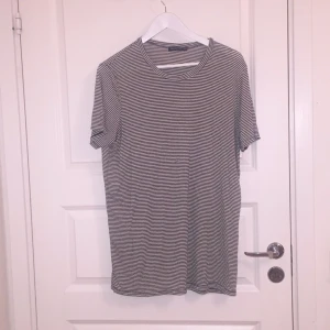  - otroligt mjuk t-shirt klänning från Brandy Melville, horisontella  ränder