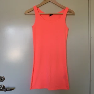  - Neon-orange tight klänning som kommer ned till halva låren typ, helt ny och oanvänd! Prima skick! 💛