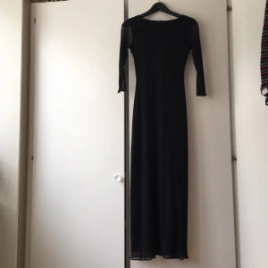  - Glittrig, svart långklänning från Vero Moda. Köpt på second hand. Aldrig använd! Köparen står för frakten! Tar helst emot betalning via swish! 