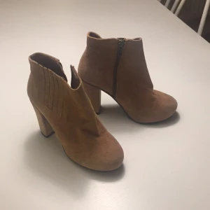  - Samsoe Samsoe boots. 
Aldrig använda. Prislappen kvar.
Sulade. 
Färg: tabacco brown. 