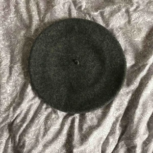  - Grå Basker, använd ett fåtal gånger. Vid frakt är det köparen som står för fraktkostnaden 