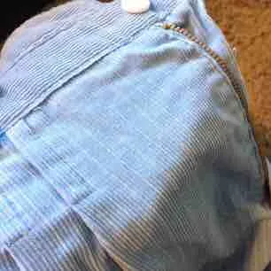 Blåa byxor köpt på second hand, köparen står för frakt!. Jeans & Byxor.