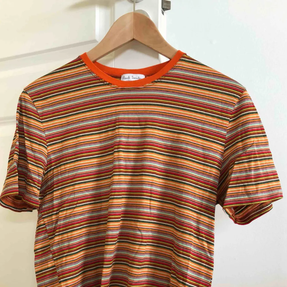 Vintage Paul Smith tröja från 90-talet. Har ett litet hål vid ena armen men kan lätt fixas, i övrigt fantastiskt skick. Passar som en small/ XS. T-shirts.