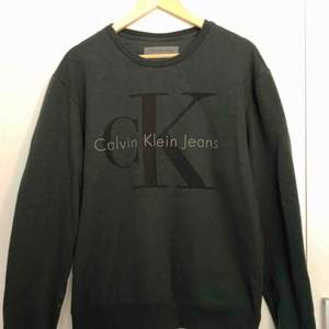 Mörkgrön Calvin Klein sweater med svart/ mörkgrå logga och fleece inuti skick: Aldrig använd utan prislapp Size M