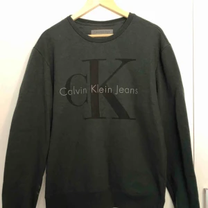  - Mörkgrön Calvin Klein sweater med svart/ mörkgrå logga och fleece inuti skick: Aldrig använd utan prislapp Size M