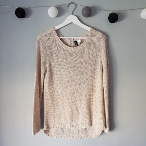  - Beige stickad tröja från H&M, i bra skick. 