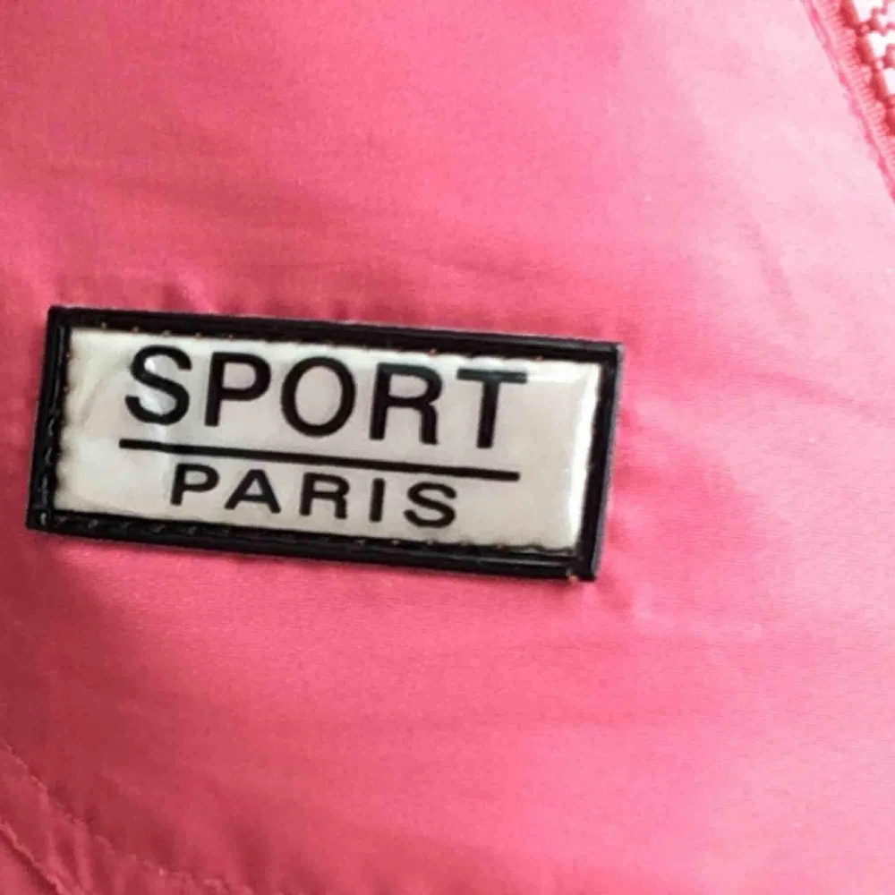 Nu säljs ett par trendiga vintage byxor från Sport Paris som är second hand! Toppen kvalitet och väldigt snygga till det mesta🙌😍 Köparen står för frakt och jag tar swish🌼💕. Jeans & Byxor.