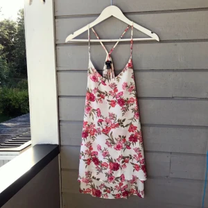  - Säljer denna jättefina sommarklänningen ifrån Forever 21, köpt i Florida. 🌸 Använd ett få antal gånger, så i jätte fint skick. (För att få den mer uppklädd kan jag rekommendera att bära den med ett skärp i midjan)