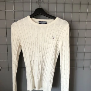  - En jättefin beige/vit kabelstickad tröja från Gant🌸🌸