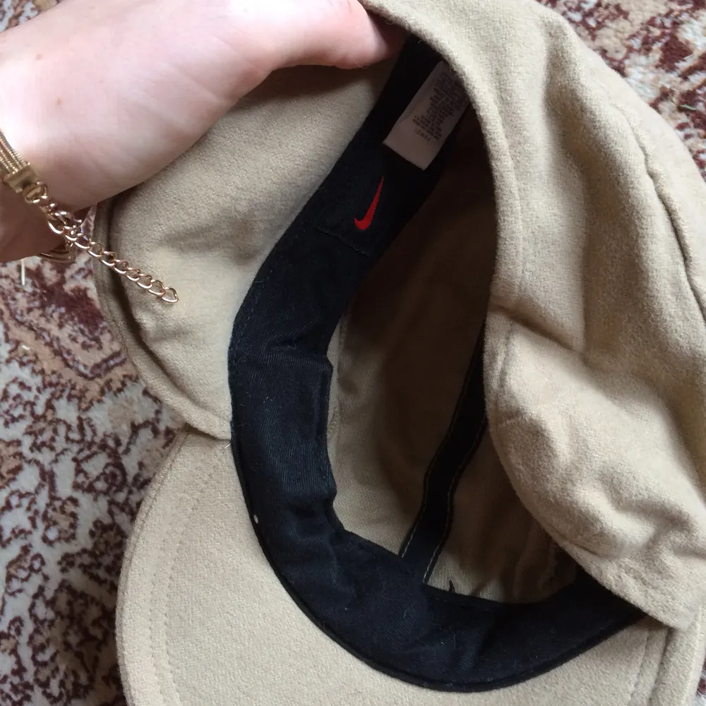 Beige Nike keps med utvikbara öronpuffar. Köparen står för frakt! . Accessoarer.