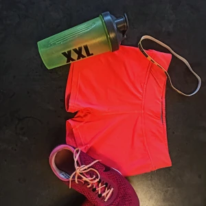  - Orangea träningsshorts från protouch, tror de är från barnkollektionen, men de passar mig som är XS/S. Möts upp i Stockholm eller fraktar mot avgift.  