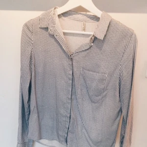  - Jättefin randig skjorta från bershka!