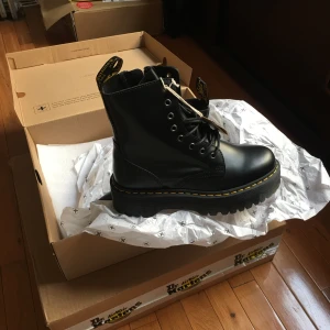  - Helt nya Dr Martens Jadon i stolek 41. Råkade beställa helt fel stolek. Nypris 2398kr. 